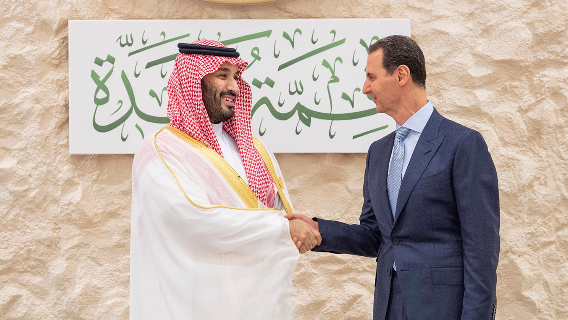 Der saudische Kronprinz Mohammed bin Salman (links) begrüßt Syriens Präsident Bashar al-Assad während des Gipfeltreffens der Arabischen Liga am 19. Mai 2023 in Jeddah.