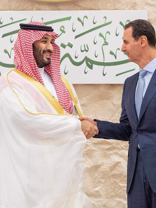 Der saudische Kronprinz Mohammed bin Salman (links) begrüßt Syriens Präsident Bashar al-Assad während des Gipfeltreffens der Arabischen Liga am 19. Mai 2023 in Jeddah.