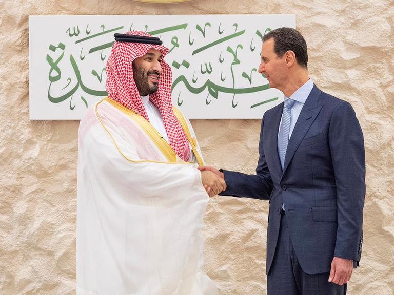 Der saudische Kronprinz Mohammed bin Salman (links) begrüßt Syriens Präsident Bashar al-Assad während des Gipfeltreffens der Arabischen Liga am 19. Mai 2023 in Jeddah.