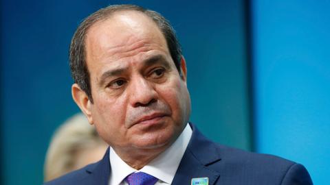 Ägyptens Präsident Abdel Fattah Al-Sisi schaut in die Kamera.