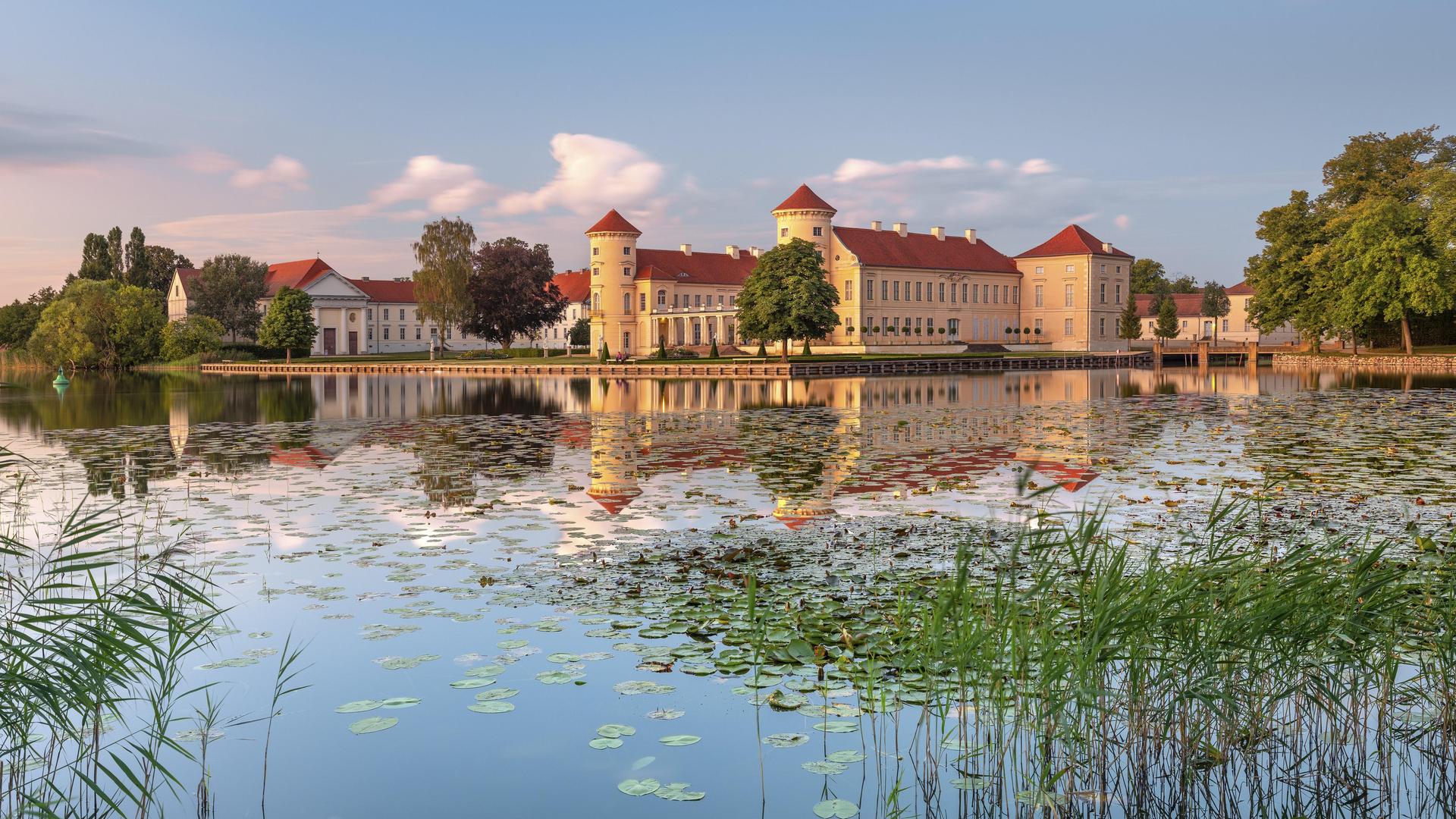 Schloss Rheinsberg am Grienericksee im letzten Abendlicht, Rheinsberg, Brandenburg, Deutschland, Europa Schloss Rheinsberg am Grienericksee im letzten Abendlicht, Rheinsberg, Brandenburg, Deutschland, Europa