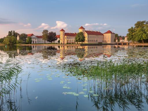 Schloss Rheinsberg am Grienericksee im letzten Abendlicht, Rheinsberg, Brandenburg, Deutschland, Europa