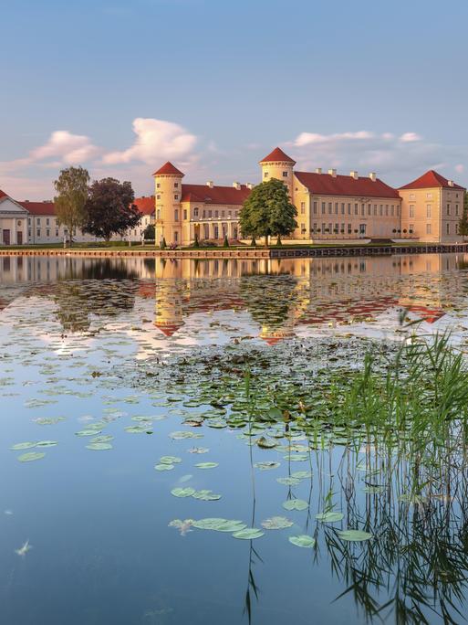 Schloss Rheinsberg am Grienericksee im letzten Abendlicht, Rheinsberg, Brandenburg, Deutschland, Europa
