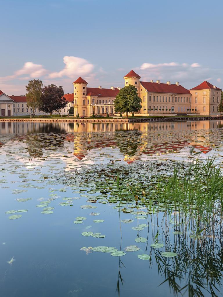 Schloss Rheinsberg am Grienericksee im letzten Abendlicht, Rheinsberg, Brandenburg, Deutschland, Europa