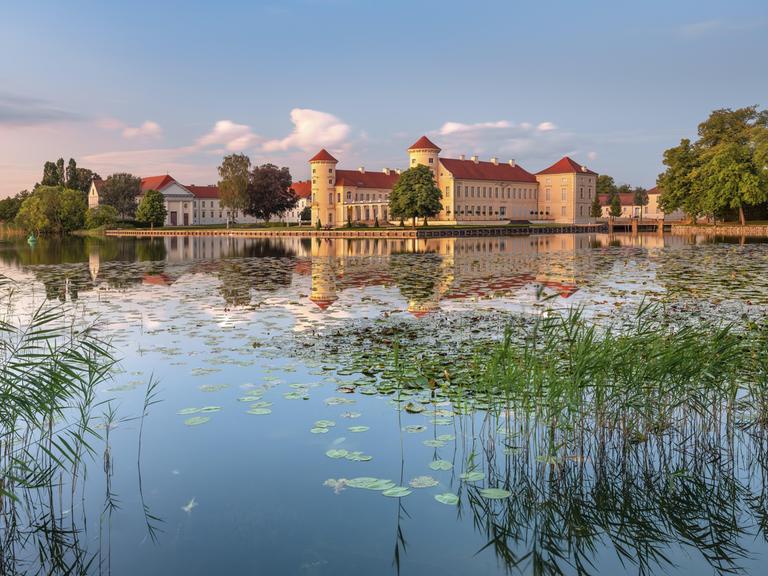Schloss Rheinsberg am Grienericksee im letzten Abendlicht, Rheinsberg, Brandenburg, Deutschland, Europa