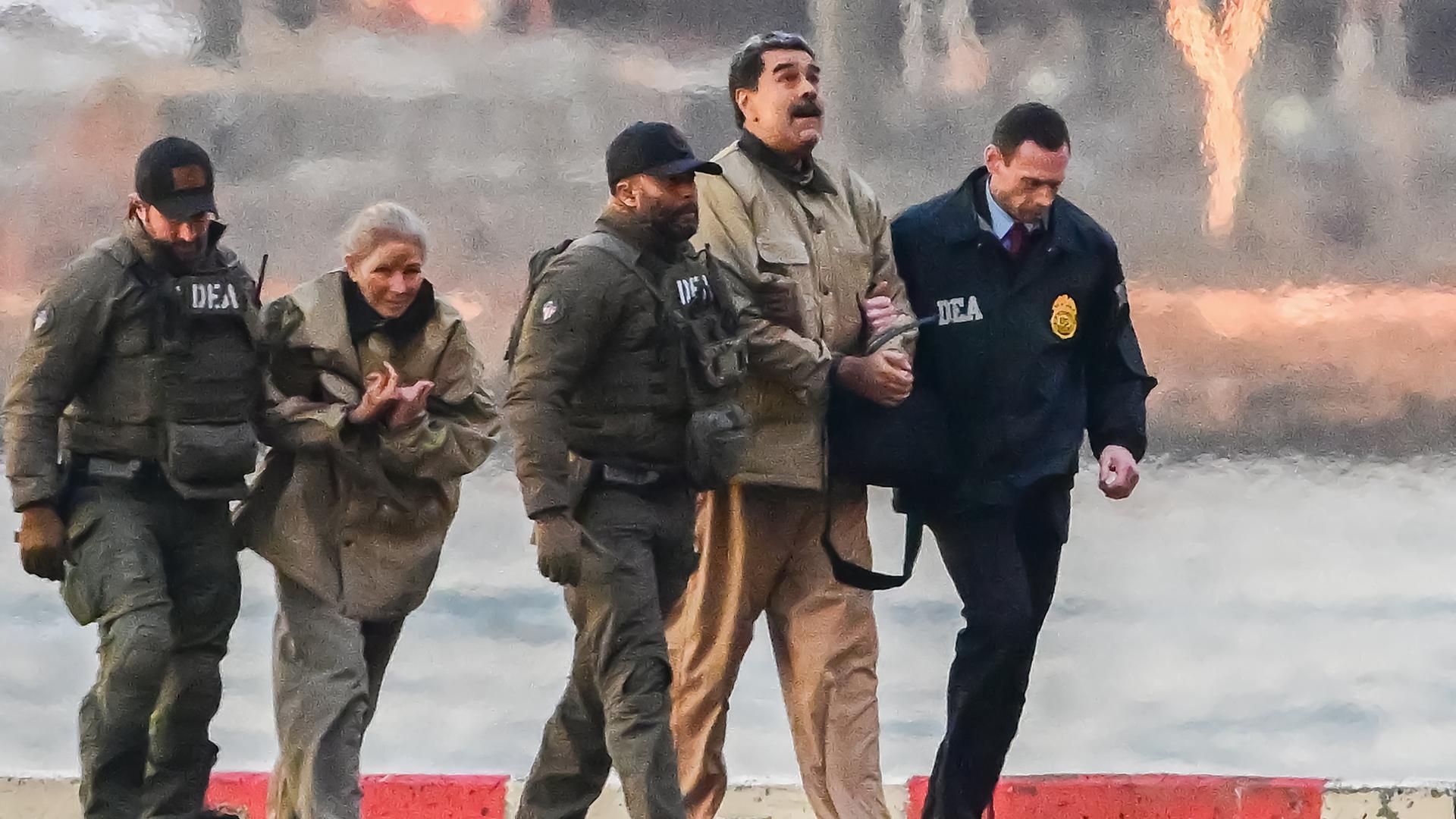 Umgeben von schwer bewaffneten Sicherheitskräften treffen der gefangen genommene venezolanische Präsident Nicolas Maduro (2.v.r) und seine Frau Cilia Flores (2.v.l) am Wall Street Heliport im New Yorker Stadtbezirk Manhattan ein.