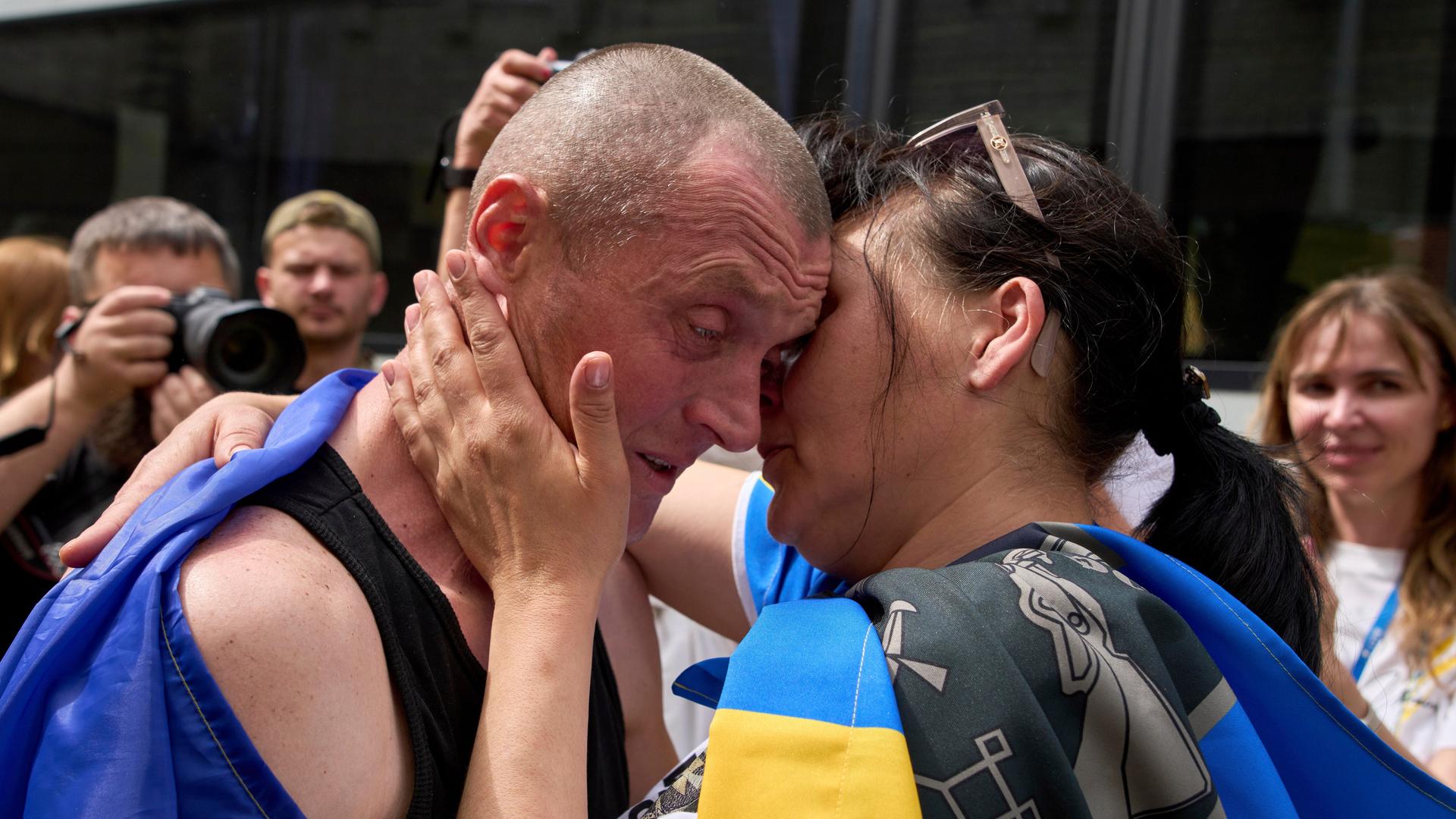Ein Mann küsst seine Frau, nachdem er am 25. Mai aus der russischen Kriegsgefangenschaft entlassen wurde und die die Ukraine zurückkehren konnte