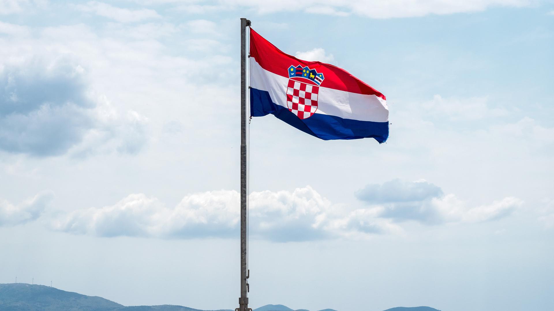 Die Flagge Kroatiens auf der Festung St. Michael in Äibenik. Aufnahmedatum 08. Mai 2022.