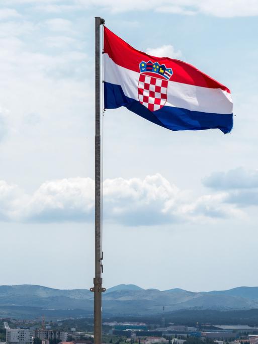 Kroatien: Flagge Kroatiens auf der Festung St. Michael in äibenik. Aufnahmedatum 08. Mai 2022.