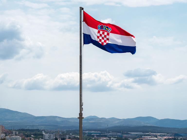 Kroatien: Flagge Kroatiens auf der Festung St. Michael in äibenik. Aufnahmedatum 08. Mai 2022.