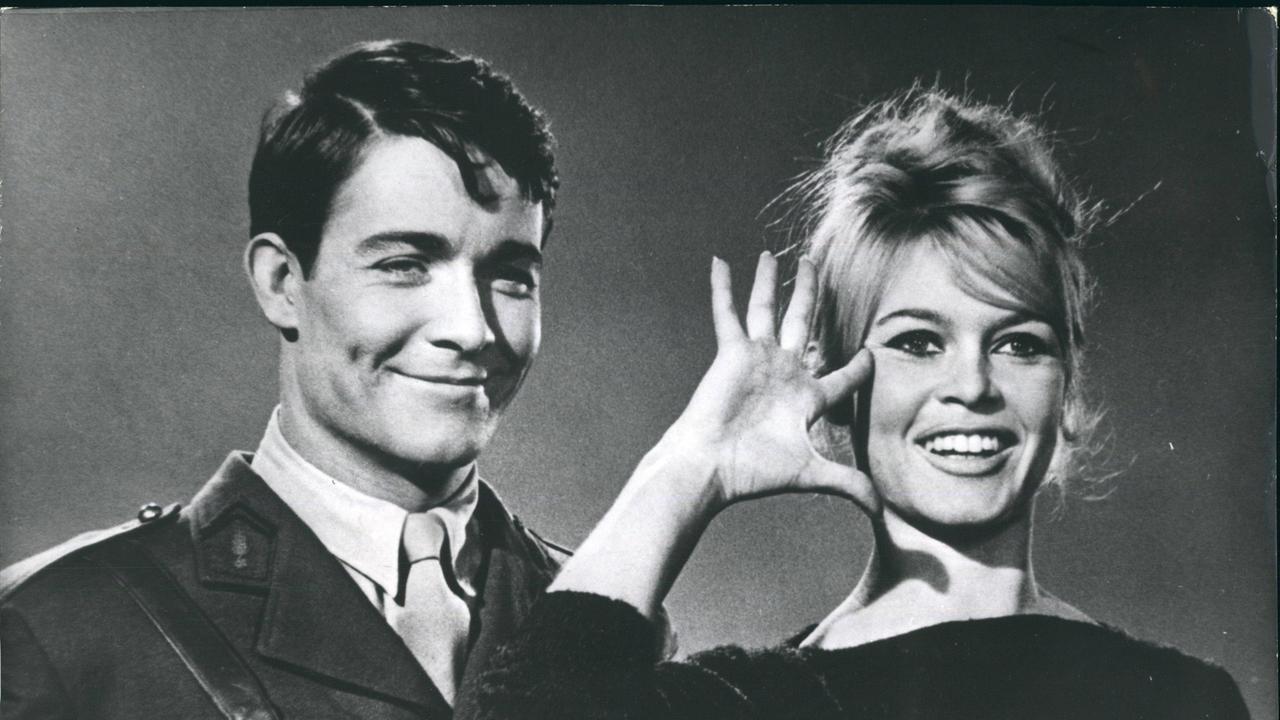 Jacques Charrier mit Brigitte Bardot in dem 1959 gedrehten Film "Babette zieht in den Krieg".