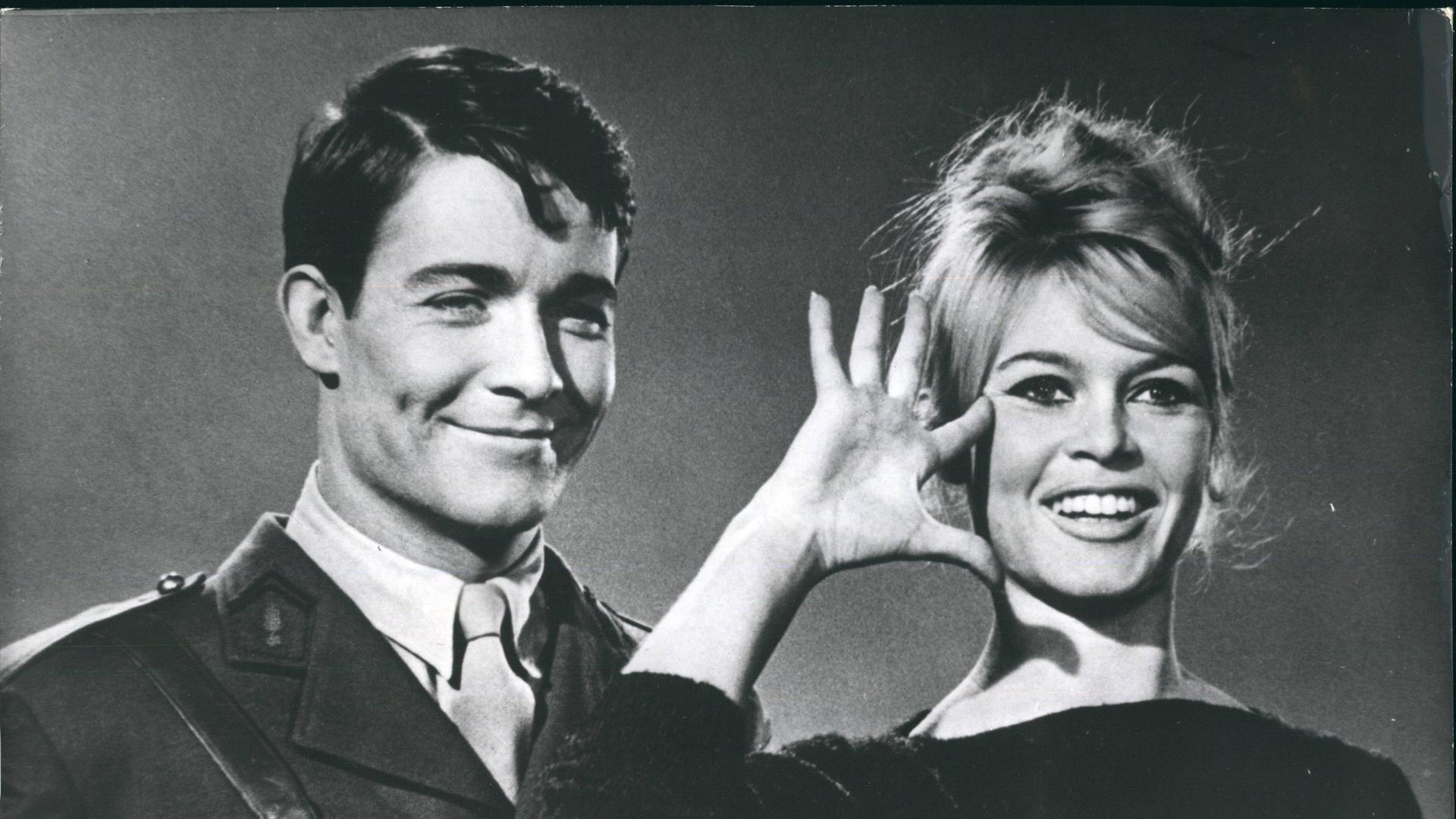 Jacques Charrier mit Brigitte Bardot in dem 1959 gedrehten Film "Babette zieht in den Krieg".