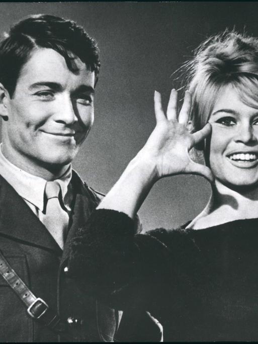 Jacques Charrier mit Brigitte Bardot in dem 1959 gedrehten Film "Babette zieht in den Krieg".