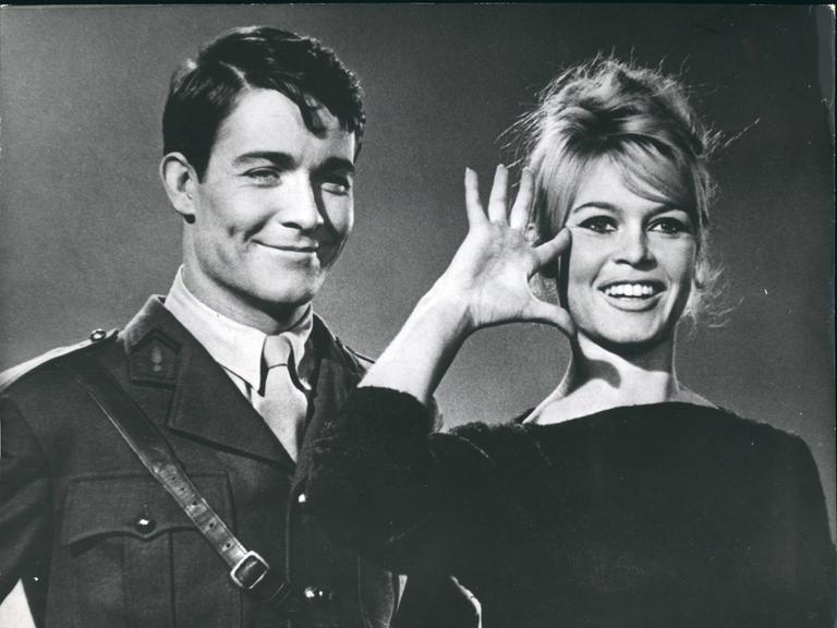 Jacques Charrier mit Brigitte Bardot in dem 1959 gedrehten Film "Babette zieht in den Krieg".