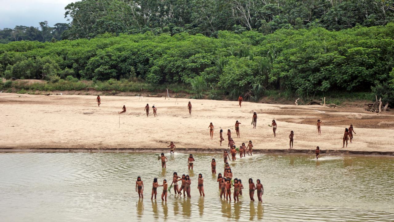Im Juni 2024 stehen Mitglieder des unkontaktierten Volkes der Mashco Piro am Las Piedras Fluss im peruanischen Amazonas-Regenwald.