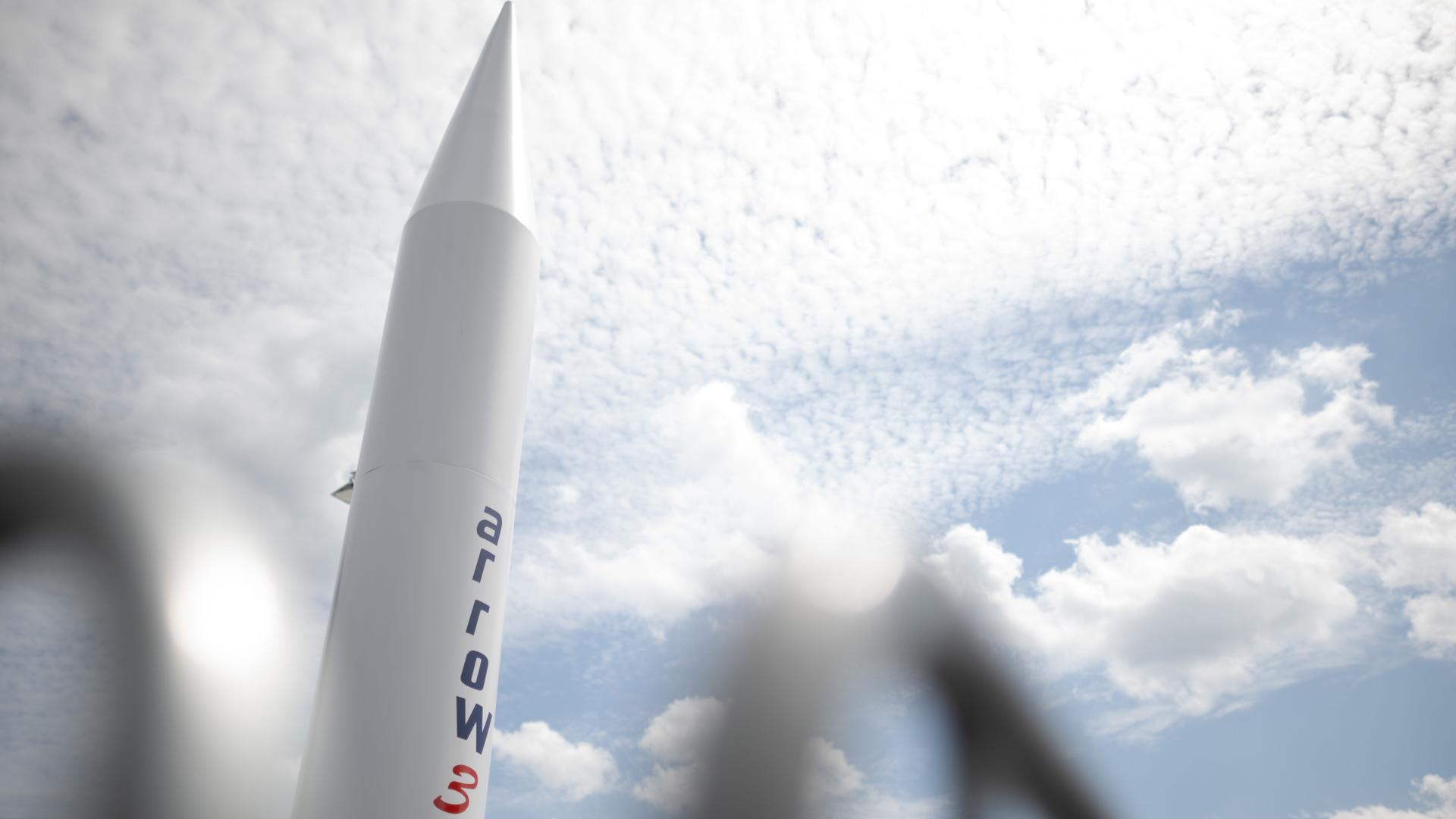 Ein Modell einer Rakete des Arrow-3-Luftverteidigungssystems der Unternehmen Israel Aerospace Industries und Boeing.