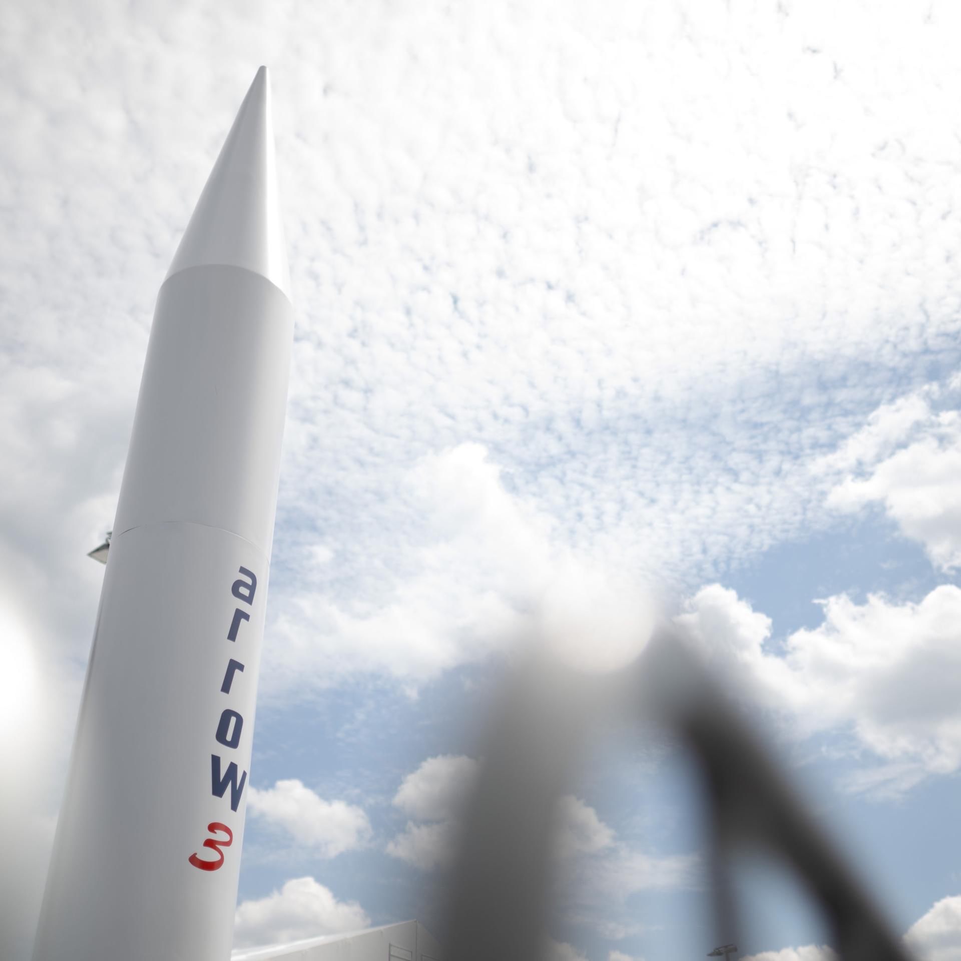 Ein Modell einer Rakete des Arrow-3-Luftverteidigungssystems der Unternehmen Israel Aerospace Industries und Boeing.