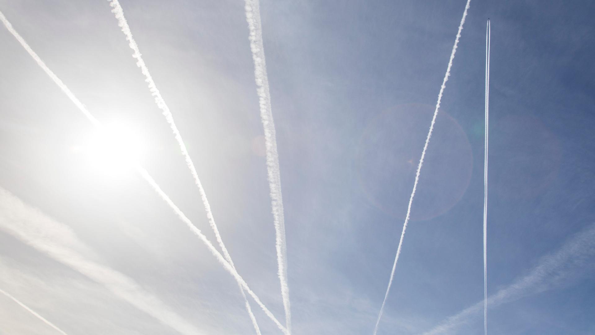 Kondensstreifen am blauen Himmel. Kondensstreifen am blauen Himmel.