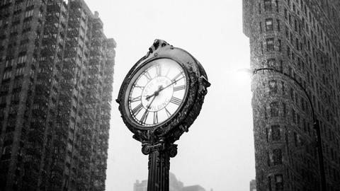 Schwarz-Weiß-Close-Up der antiken Fifth-Avenue-Clock und dem Flatiron Building