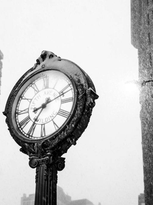 Schwarz-Weiß-Close-Up der antiken Fifth-Avenue-Clock und dem Flatiron Building