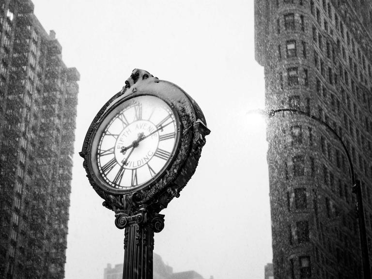 Schwarz-Weiß-Close-Up der antiken Fifth-Avenue-Clock und dem Flatiron Building