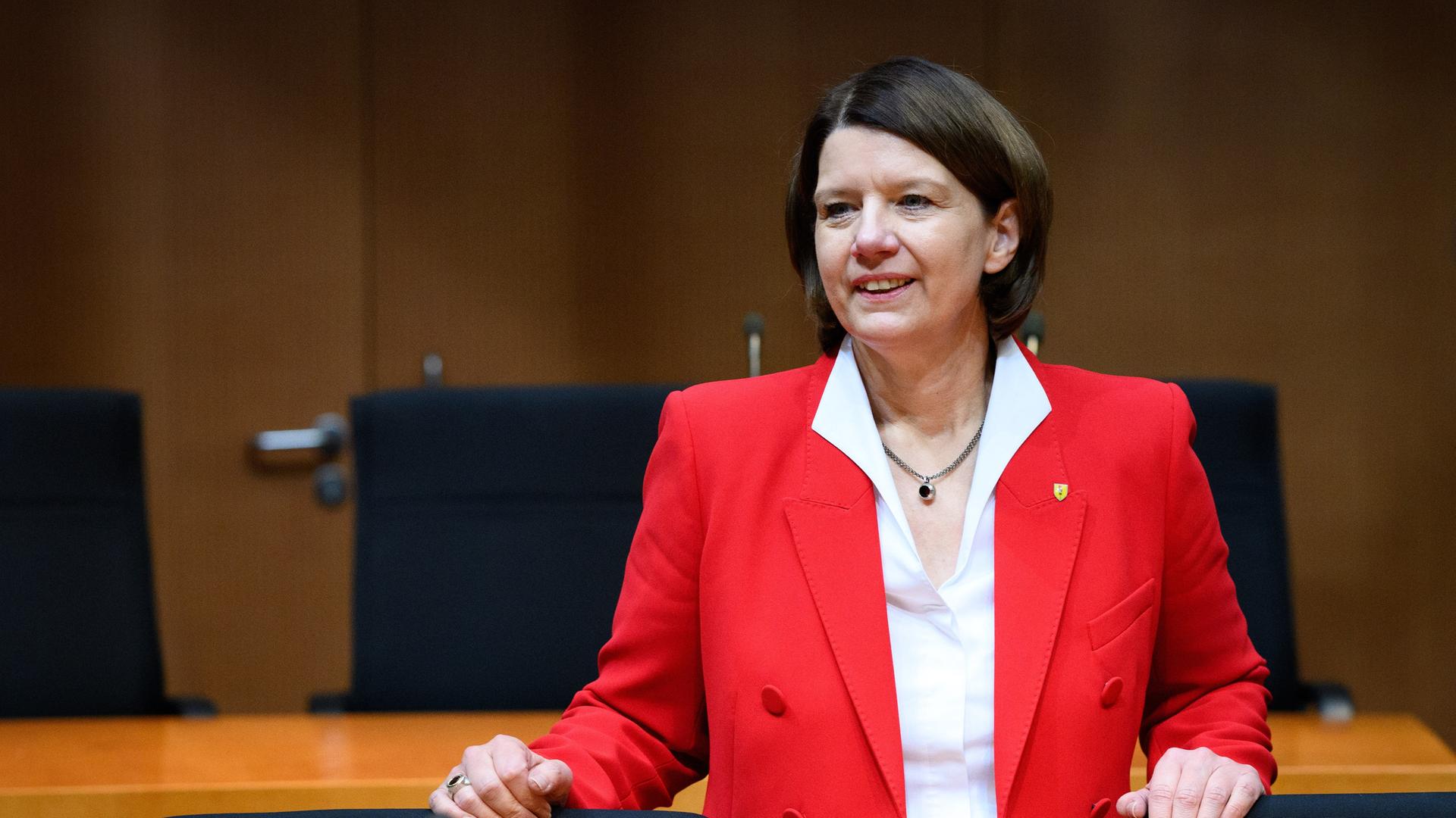 Martina Rosenberg, Präsidentin des Militärischen Abschirmdienstes (MAD), steht zu Beginn der öffentlichen Sitzung des Parlamentarischen Kontrollgremiums des Deutschen Bundestages im Europasaal im Paul-Löbe-Haus.