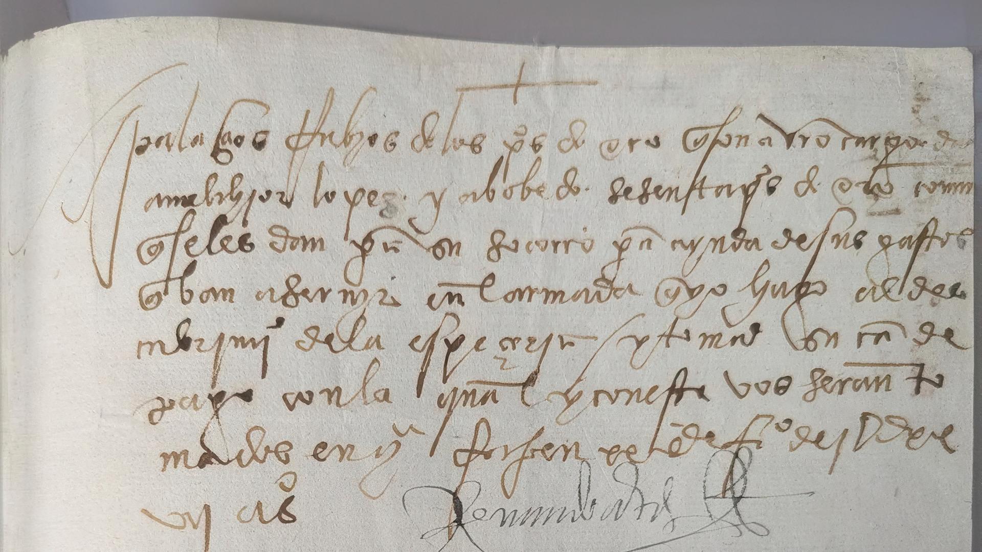 Dieses vom FBI bereitgestellte Bild zeigt einen Ausschnitt der Vorderseite eines Briefes des spanischen Konquistadors Hernán Cortés vom 20. Februar 1527. Der Brief wurde am 13. August 2025 an die mexikanische Regierung zurückgegeben.