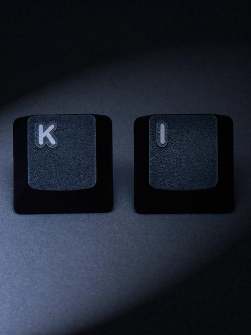 Nahaufnahme zweier Computertasten mit den Buchstaben "K" und "I".