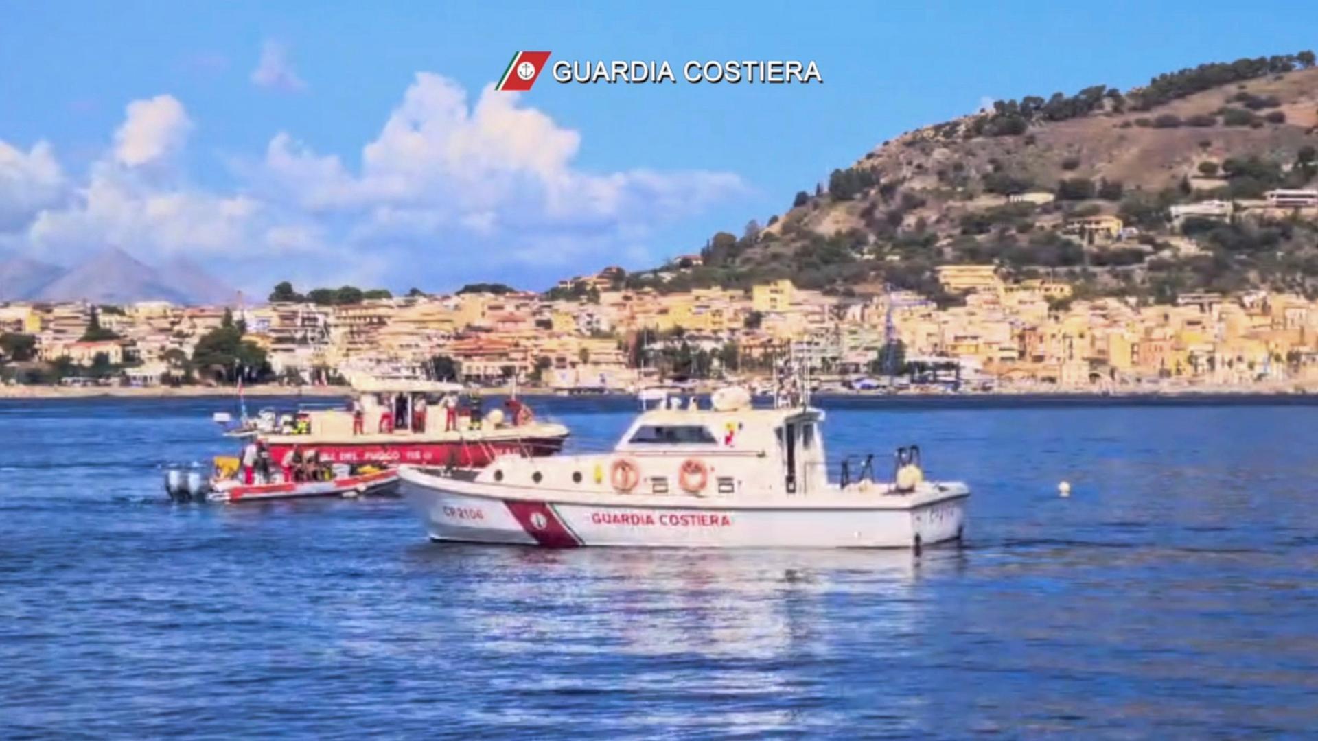 Zu sehen sind zwei Schiffe der italienischen Küstenwache bei einem Einsatz vor der Insel Sizilien.