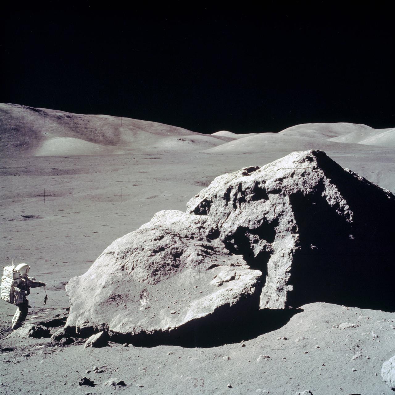 Bild von der Apollo 17-Mission: Der Astronaut Harrison H. Schmitt sammelt Gesteinsproben auf der Mondoberfläche.