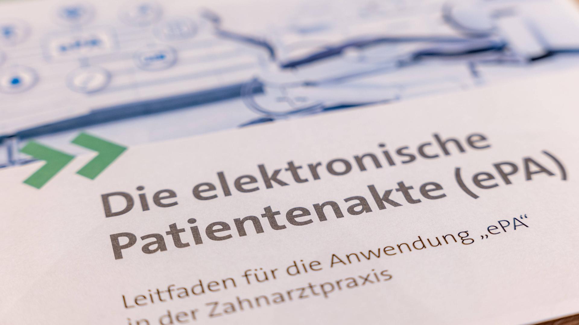 Ein Foto zeigt ein Blatt aus Informationsmaterial zur elektronischen Patientenakte ePA.