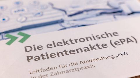 Ein Foto zeigt ein Blatt aus Informationsmaterial zur elektronischen Patientenakte ePA.