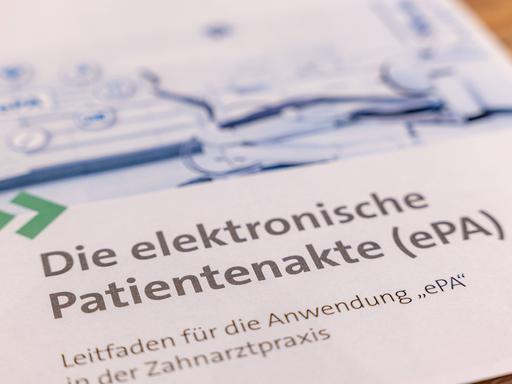 Ein Foto zeigt ein Blatt aus Informationsmaterial zur elektronischen Patientenakte ePA.