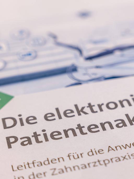 Ein Foto zeigt ein Blatt aus Informationsmaterial zur elektronischen Patientenakte ePA.