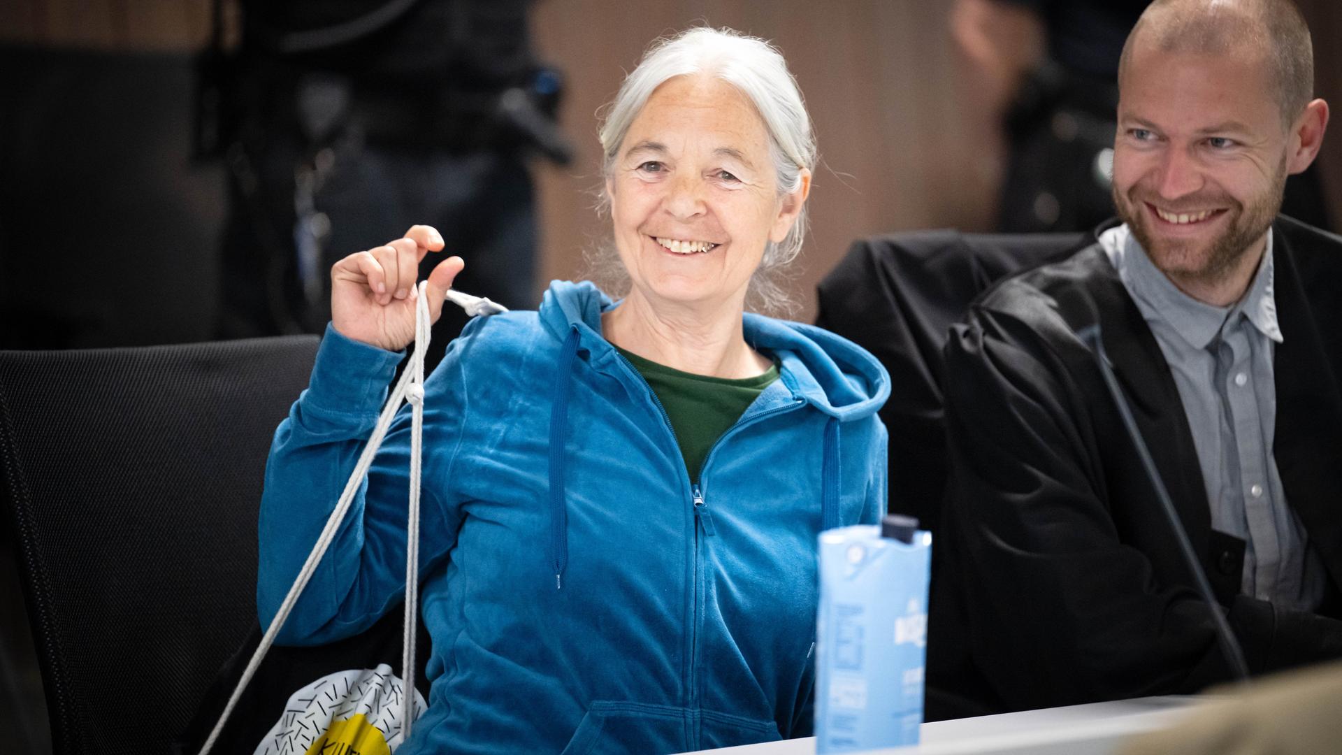 Verden: Die Angeklagte Daniela Klette sitzt zu Beginn des Verhandlungstages im provisorischen Gerichtssaal des Landgerichts Verden. Verden: Die Angeklagte Daniela Klette sitzt zu Beginn des Verhandlungstages im provisorischen Gerichtssaal des Landgerichts Verden.