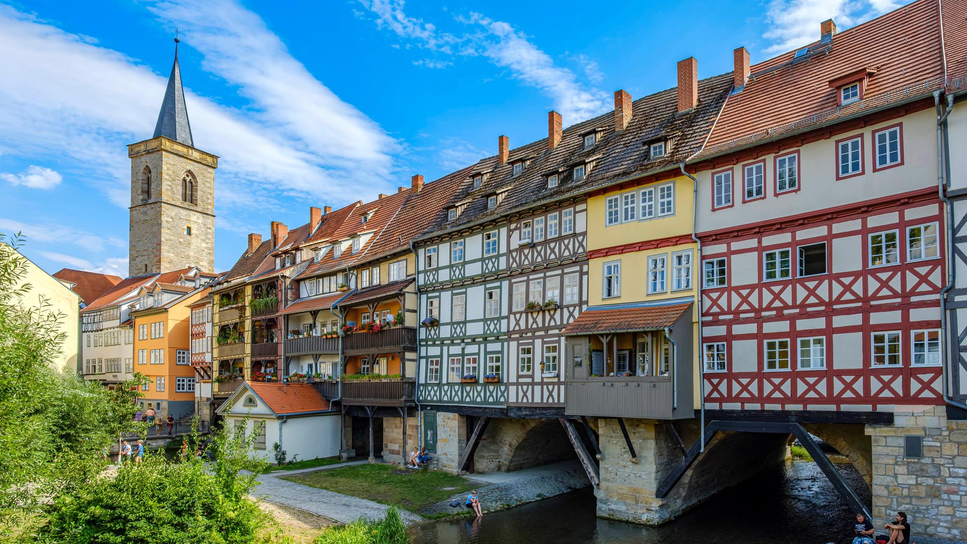 Die Krämerbrücke in Erfurt. Sie diente als bewohnte Brücke und Handelsplatz auf der Via Regia, einer mittelalterlichen Königs- und Handelsstraße, die Europa von Ost nach West durchzog.