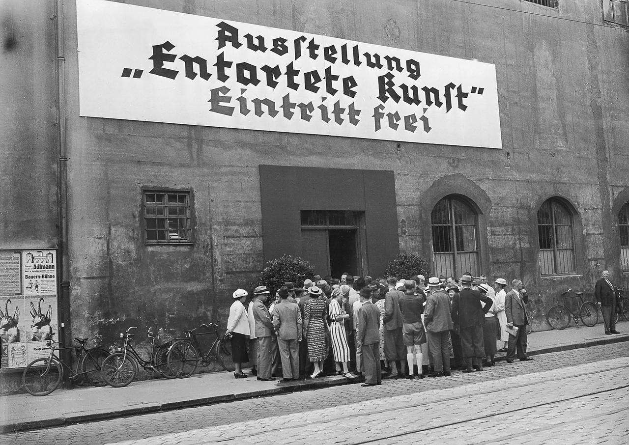 Außenaufnahme der Ausstellung "Entartete Kunst", München 1937.
