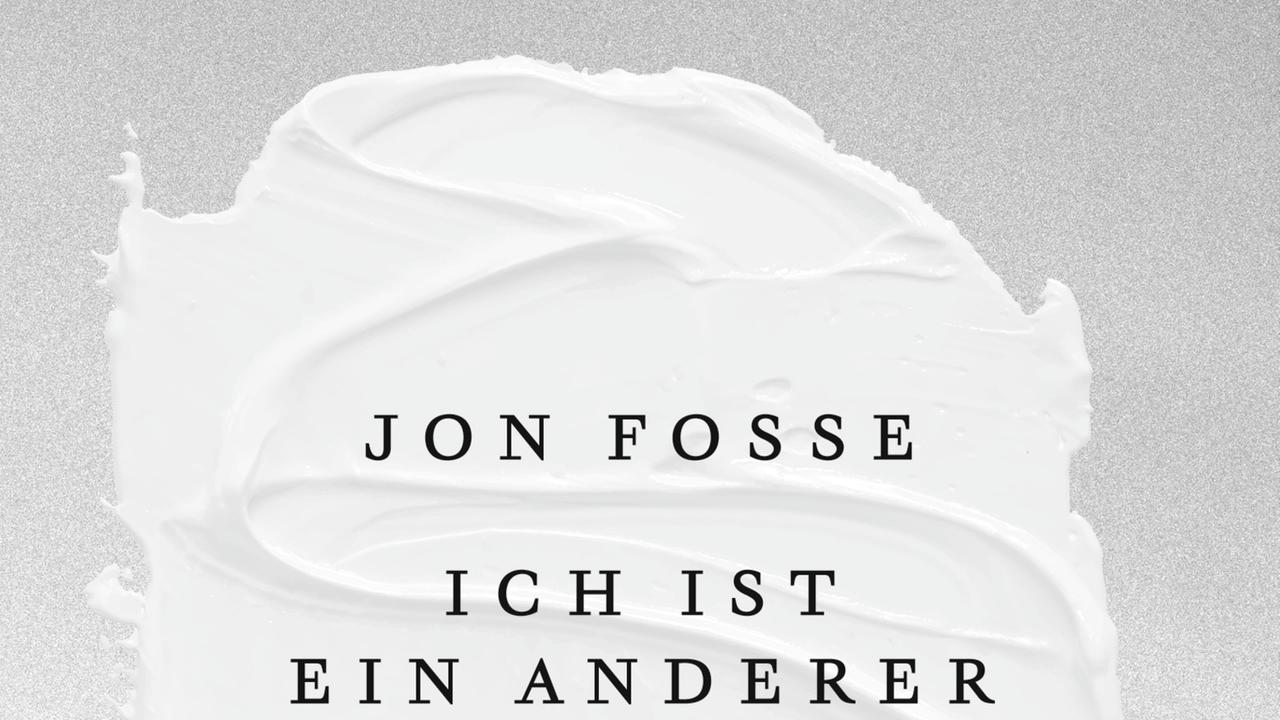 Cover des Romans "Ich ist ein anderer" von Jon Fosse. Die Übersetzung stammt von Hinrich Schmidt-Henkel, der nun den erstmals vergebenen Jon-Fosse-Preis erhält. Das Buchcover ist schwarz-weiß gehalten, es zeigt ein Foto einer Landschaft: Zwei Häuser stehen auf einer Wiese in der Nähe eines Ufers, sie sind umgeben von Wald. Cover des Romans "Ich ist ein anderer" von Jon Fosse. Die Übersetzung stammt von Hinrich Schmidt-Henkel, der nun den erstmals vergebenen Jon-Fosse-Preis erhält. Das Buchcover ist schwarz-weiß gehalten, es zeigt ein Foto einer Landschaft: Zwei Häuser stehen auf einer Wiese in der Nähe eines Ufers, sie sind umgeben von Wald.