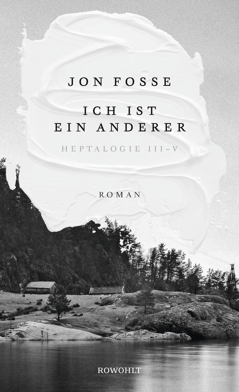 Cover des Romans "Ich ist ein anderer" von Jon Fosse. Das Buchcover ist schwarz-weiß gehalten, es zeigt ein Foto einer Landschaft: Zwei Häuser stehen auf einer Wiese in der Nähe eines Ufers, sie sind umgeben von Wald. 