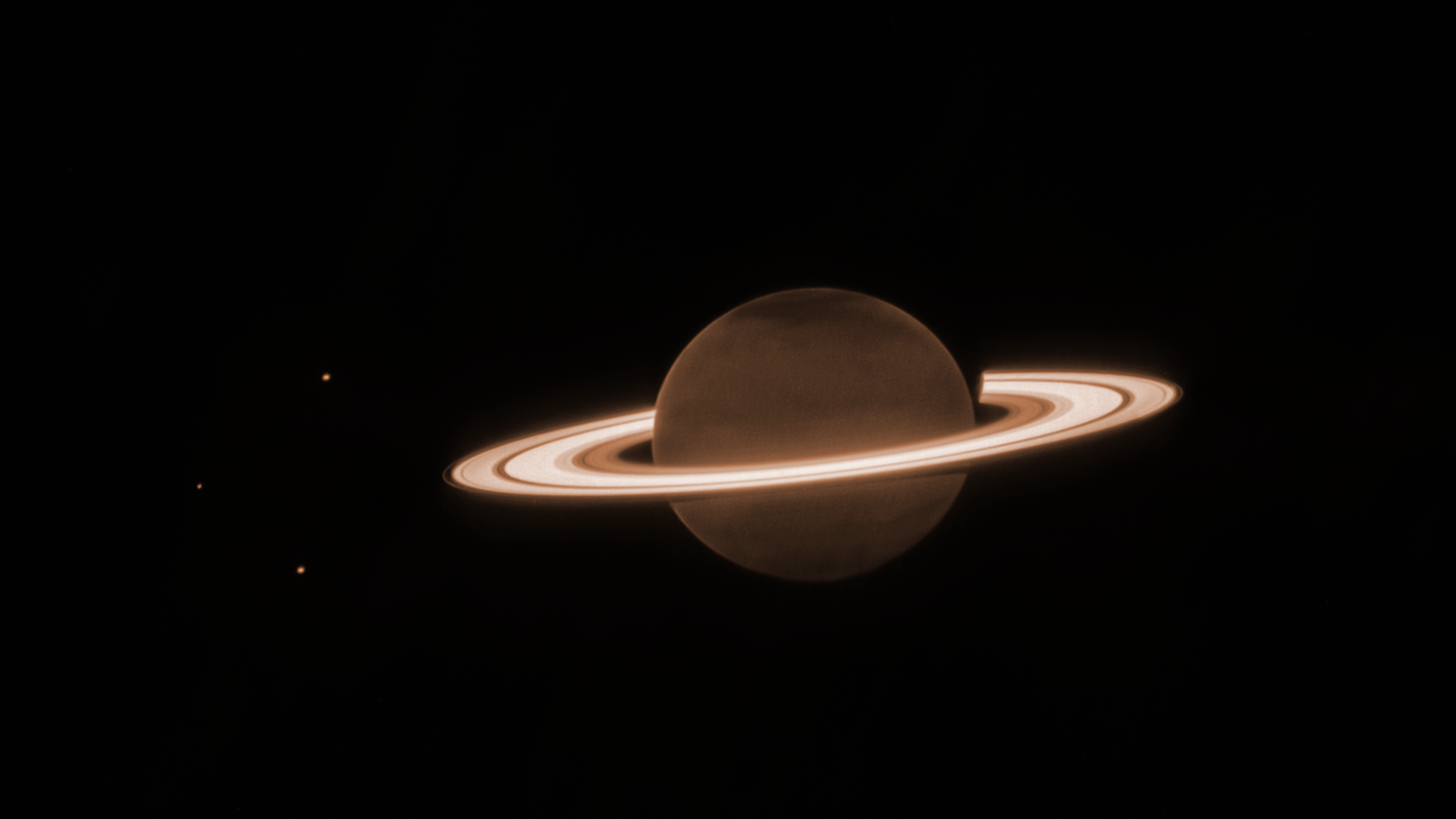 Saturn – links sind drei Monde zu erkennen – erscheint im Infrarotlicht ganz ungewohnt: Die Planetenkugel ist dunkel, der Ring strahlend hell.