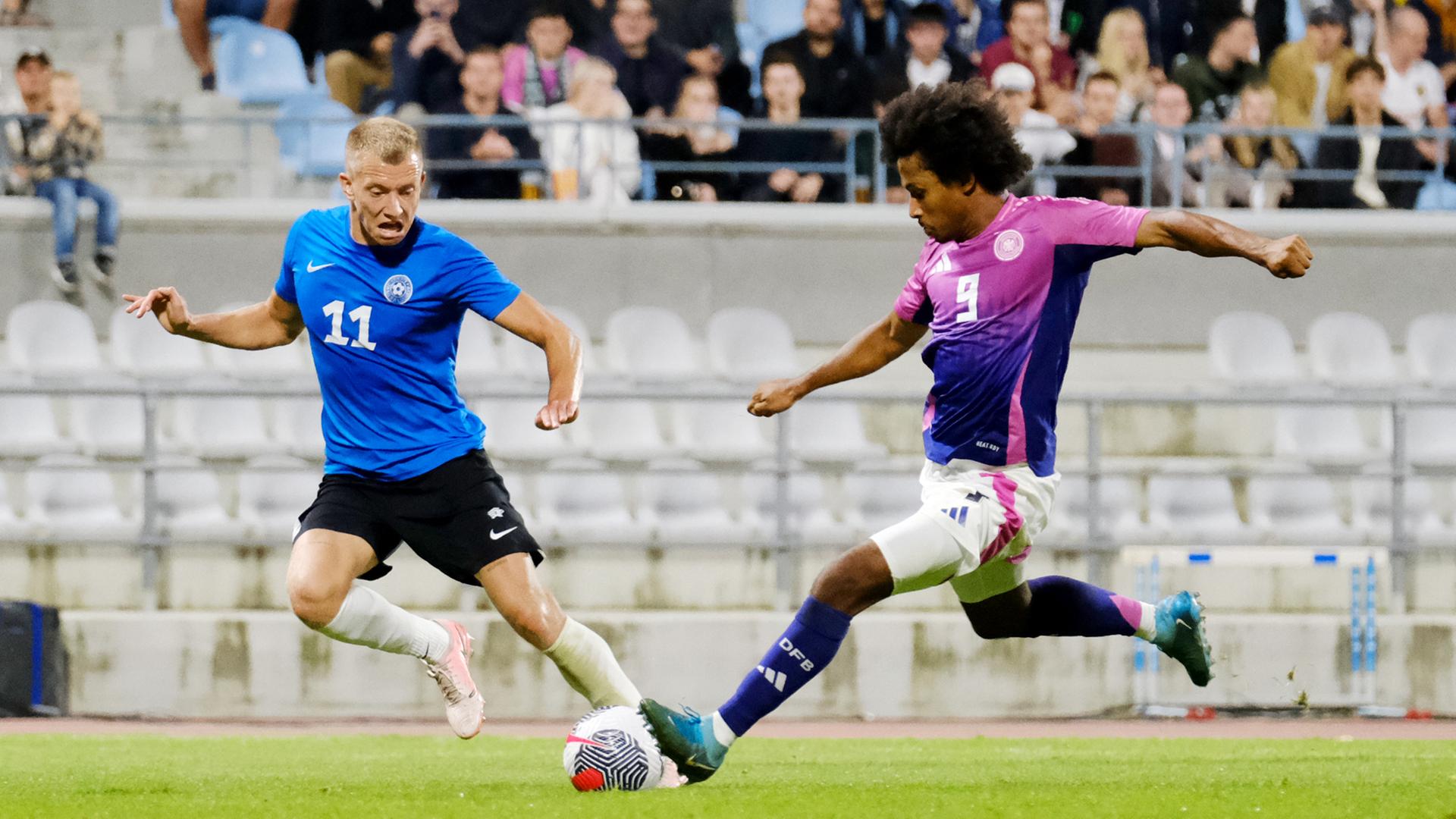 Deutschlands Karim Adeyemi kommt vor Estlands Nikita Mihhailov zum Schuss. Deutschlands Karim Adeyemi kommt vor Estlands Nikita Mihhailov zum Schuss.
