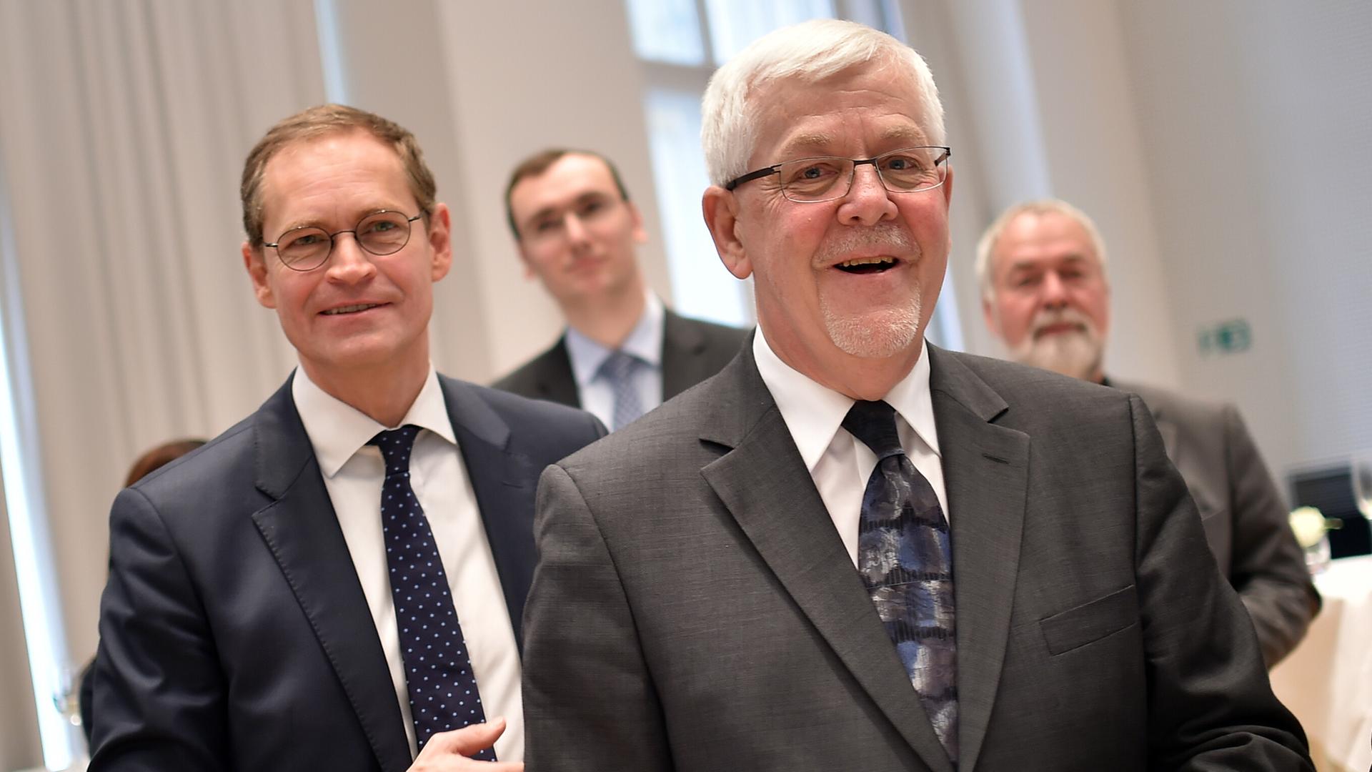 Berlins Regierender Bürgermeister Michael Müller (l, SPD) gratuliert am 24.11.2017 in Berlin dem ehemaligen Berliner Landesbeauftragten für die Stasi-Unterlagen, Martin Gutzeit, zu seiner erfolgreichen Amtszeit. Berlins Regierender Bürgermeister Michael Müller (l, SPD) gratuliert am 24.11.2017 in Berlin dem ehemaligen Berliner Landesbeauftragten für die Stasi-Unterlagen, Martin Gutzeit, zu seiner erfolgreichen Amtszeit.