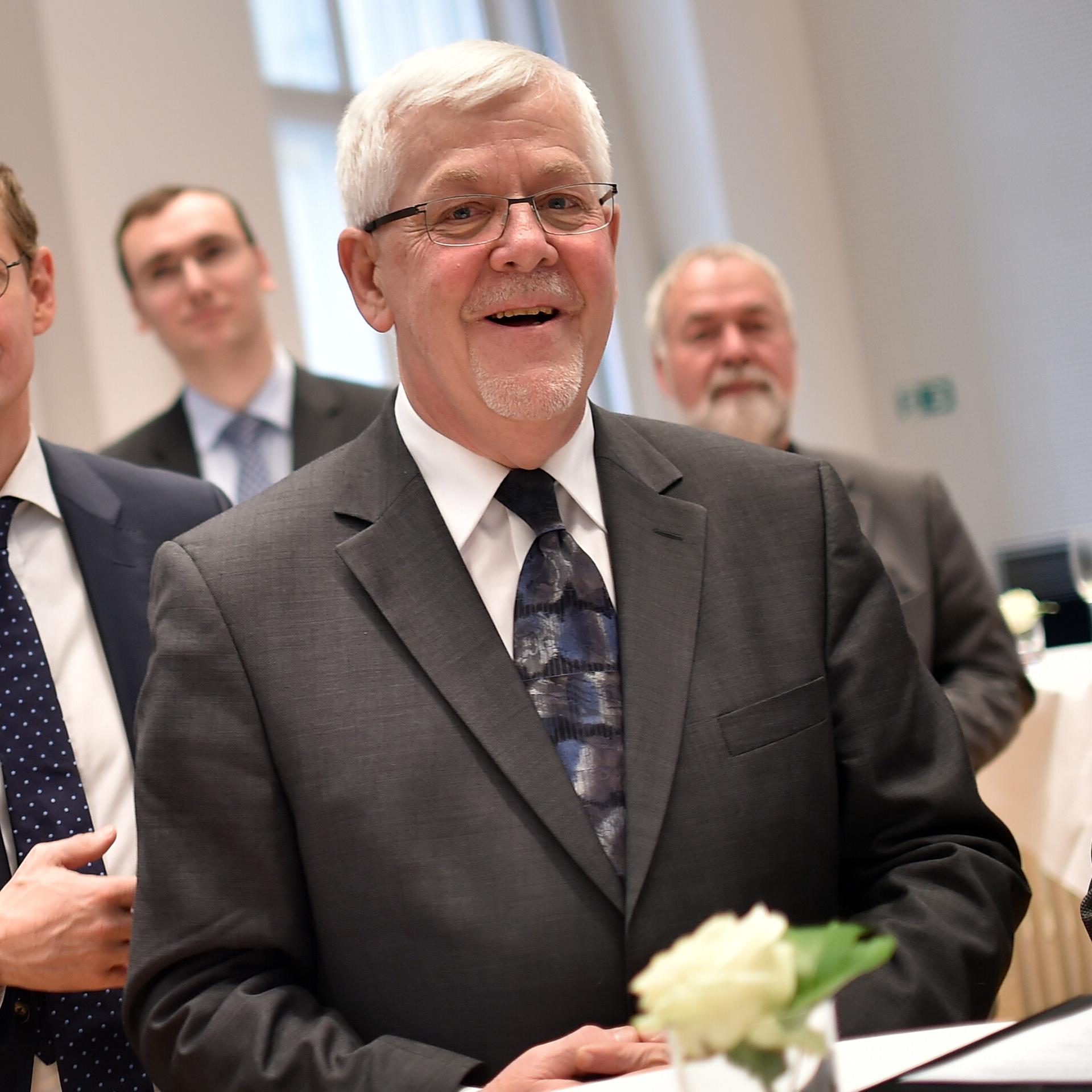 Berlins Regierender Bürgermeister Michael Müller (l, SPD) gratuliert am 24.11.2017 in Berlin dem ehemaligen Berliner Landesbeauftragten für die Stasi-Unterlagen, Martin Gutzeit, zu seiner erfolgreichen Amtszeit.
