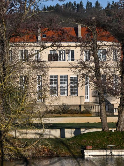 Blick auf ein Gästehaus in Potsdam, in dem AfD-Politiker nach einem Bericht des Medienhauses Correctiv im November an einem Treffen mit Rechtsextremen teilgenommen haben sollen. 