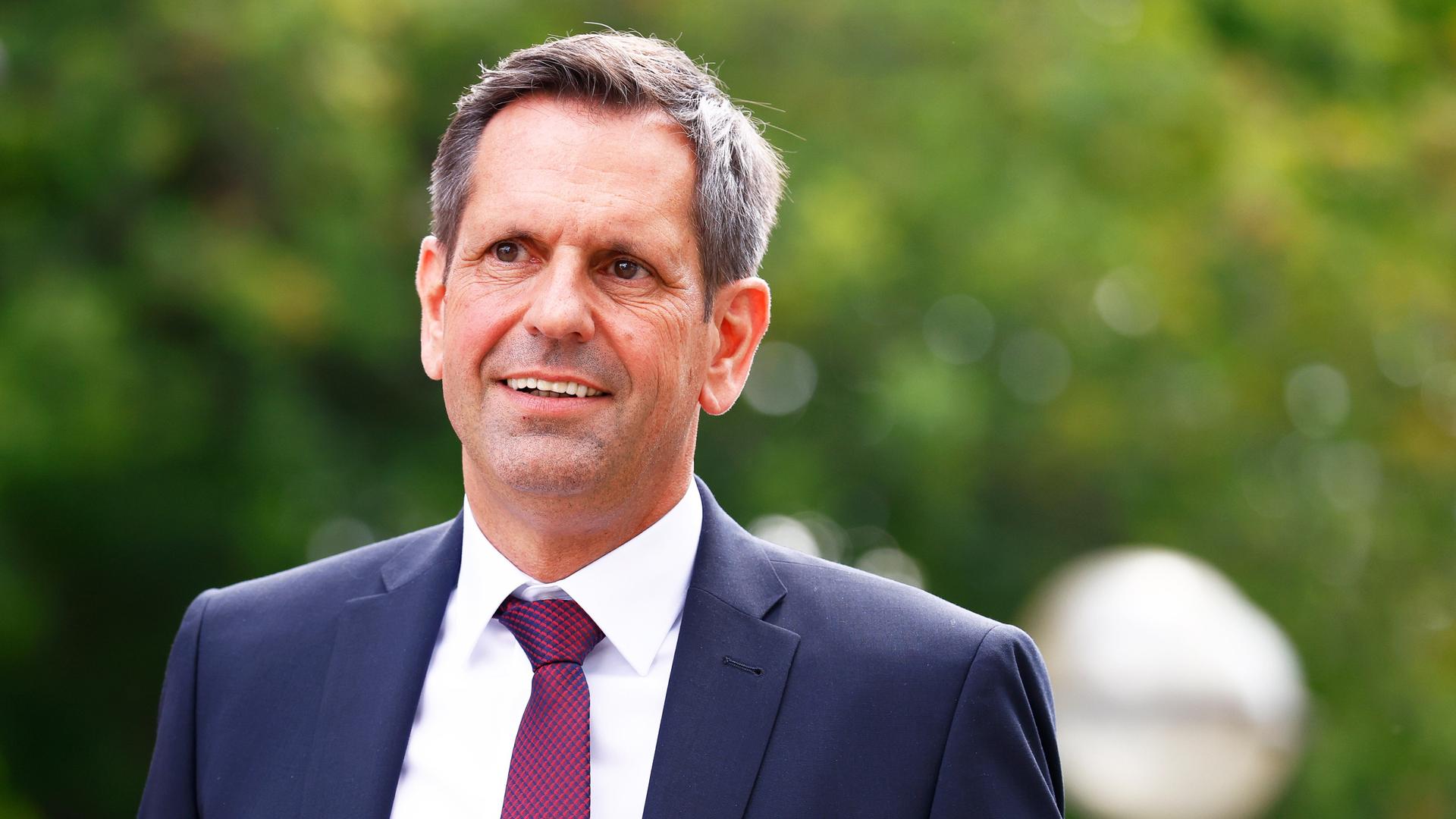 Der neue Ministerpräsident von Niedersachsen, Olaf Lies (SPD), im Anzug mit dunkelroter Krawatte vor grünem Hintergrund. Der neue Ministerpräsident von Niedersachsen, Olaf Lies (SPD), im Anzug mit dunkelroter Krawatte vor grünem Hintergrund.