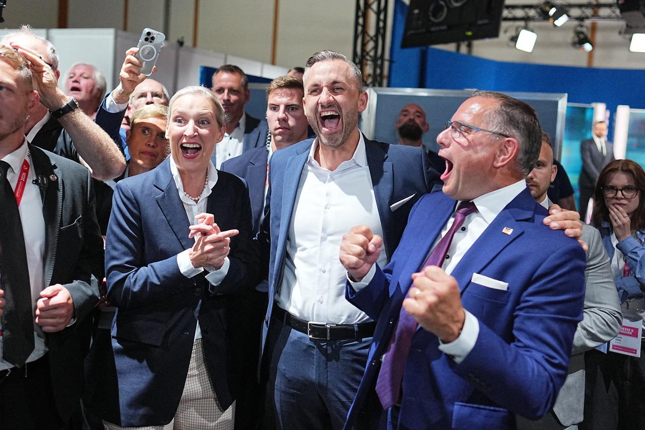 Ulrich Siegmund (Mitte), AfD-Spitzenkandidat von Sachsen-Anhalt, jubelt in Magdeburg zusammen mit den Bundesvorsitzenden Alice Weidel (links) und Tino Chrupalla (rechts).