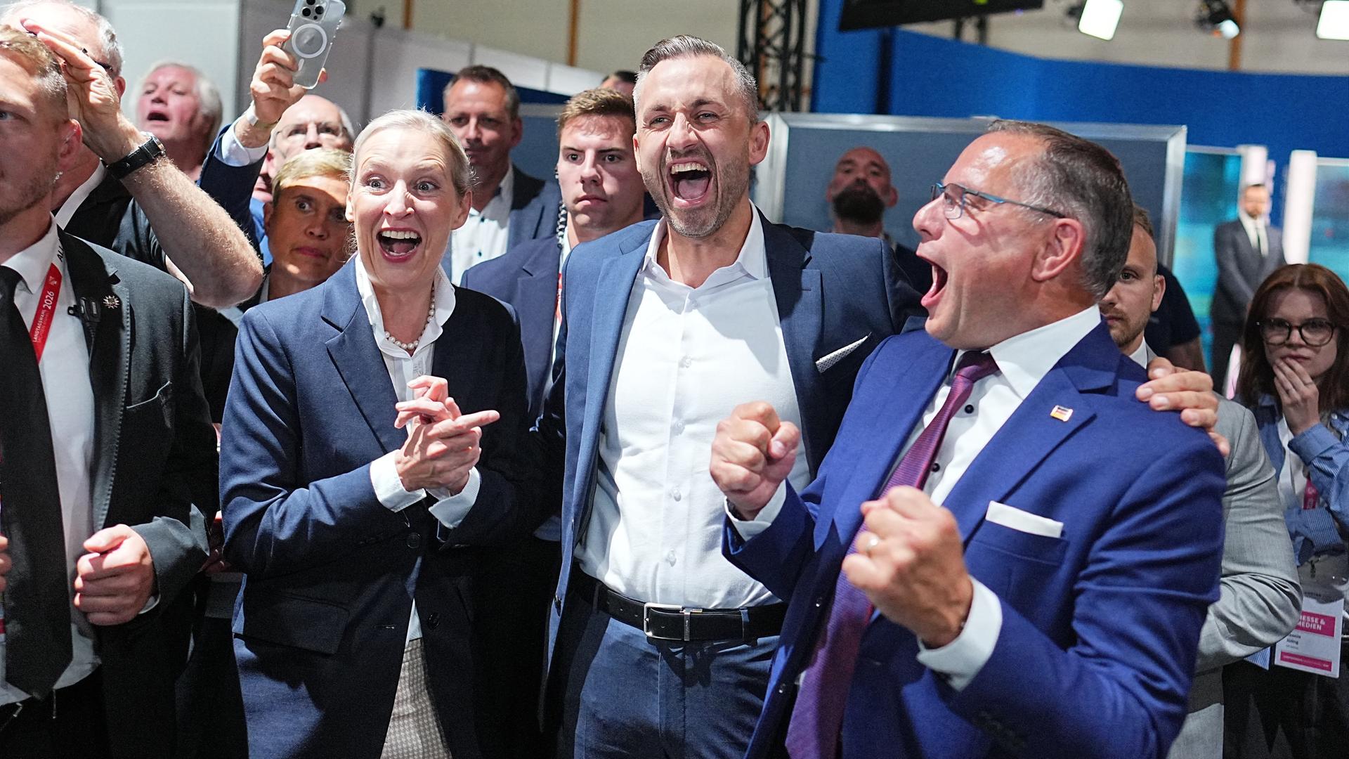 Ulrich Siegmund (Mitte), AfD-Spitzenkandidat von Sachsen-Anhalt, jubelt in Magdeburg zusammen mit den Bundesvorsitzenden Alice Weidel (links) und Tino Chrupalla (rechts). Ulrich Siegmund (Mitte), AfD-Spitzenkandidat von Sachsen-Anhalt, jubelt in Magdeburg zusammen mit den Bundesvorsitzenden Alice Weidel (links) und Tino Chrupalla (rechts).