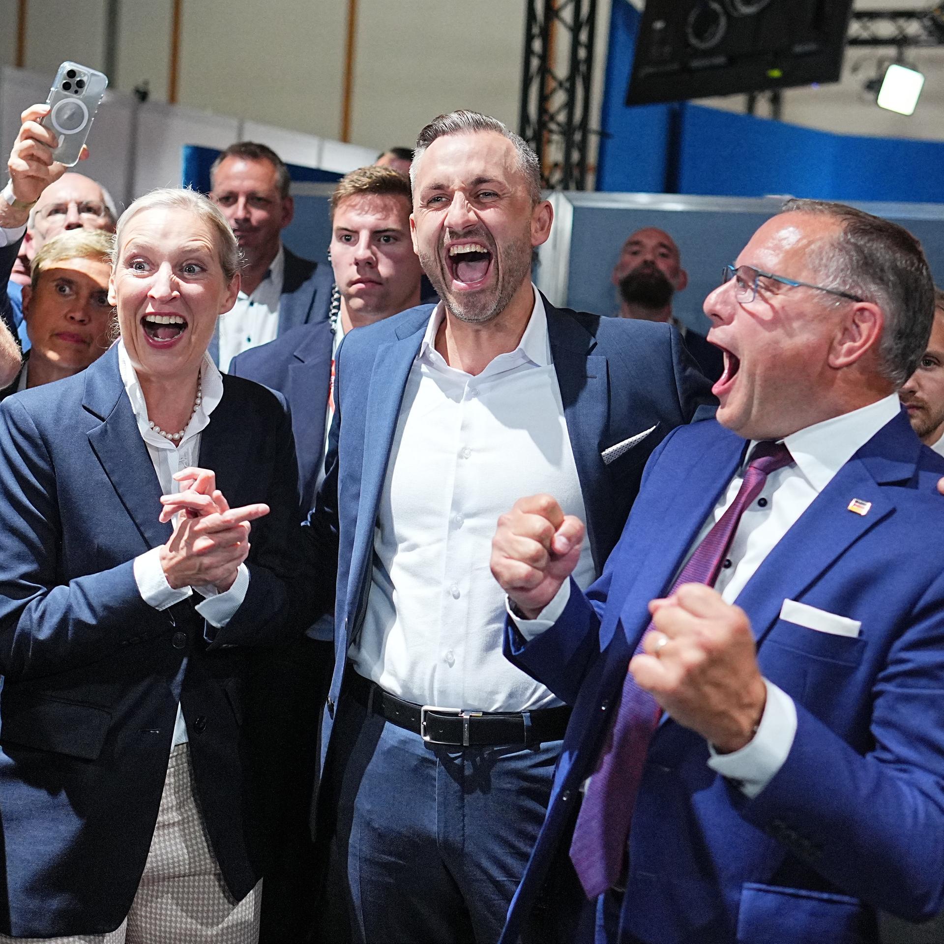 Ulrich Siegmund (Mitte), AfD-Spitzenkandidat von Sachsen-Anhalt, jubelt in Magdeburg zusammen mit den Bundesvorsitzenden Alice Weidel (links) und Tino Chrupalla (rechts).