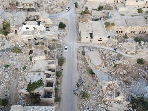 Eine Luftaufnahme zeigt die Kriegszerstörung in der syrischen Stadt Ahsem 