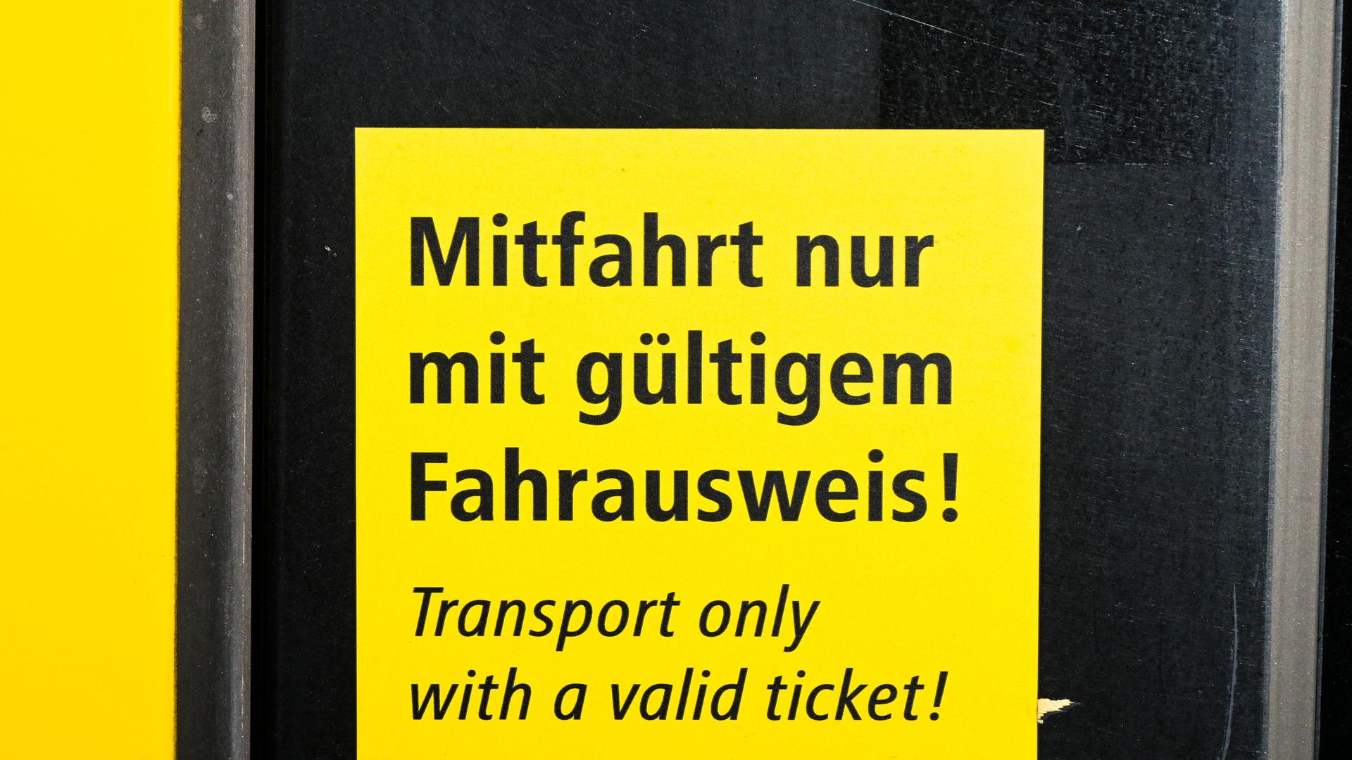 Auf einem Schild an einer Bahn steht "Mitfahrt nur mit gültigem Fahrausweis!" Auf einem Schild an einer Bahn steht "Mitfahrt nur mit gültigem Fahrausweis!"